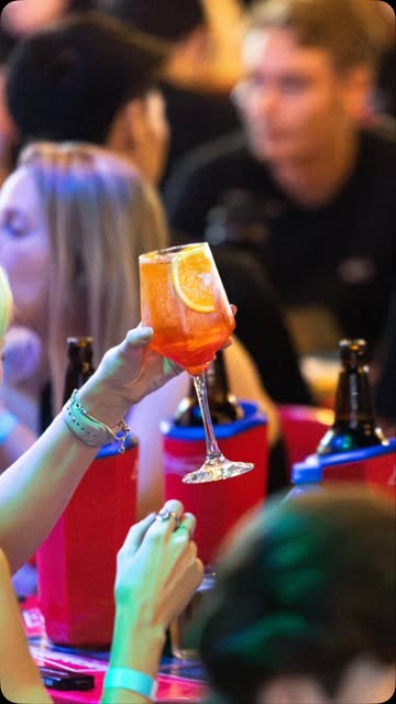 Taça de drink com laranja em um encontro no bar