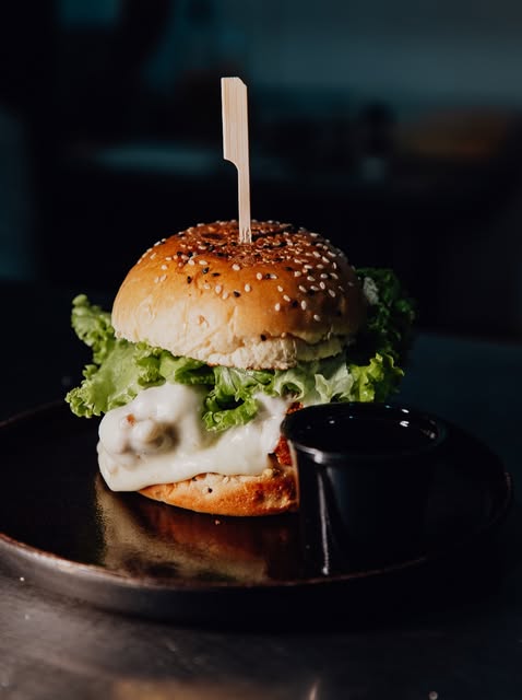 Hambúrguer do La Birita com queijo derretido e alface